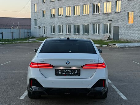 2024 BMW 5 серии 530i xDrive VIII (G60/G61/G68), белый, 6949000 рублей, вид 3