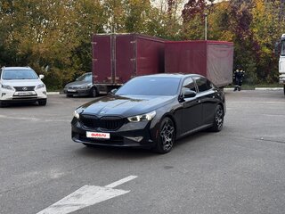 2025 BMW 5 серии Long 530Li xDrive VIII (G60/G61/G68), чёрный, 7250000 рублей, вид 3