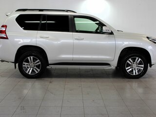 2016 Toyota Land Cruiser Prado 150 Series Рестайлинг 1, белый, 3800000 рублей, вид 4