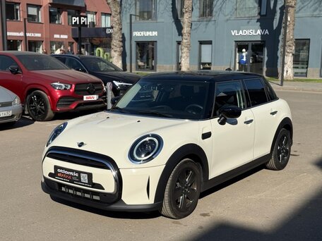 2023 Mini Hatch Cooper III (F55/F56) Рестайлинг 2, чёрный, 2220000 рублей, вид 1