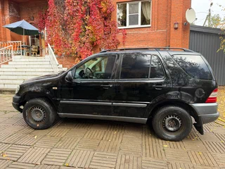 1999 Mercedes-Benz M-Класс 320 I (W163), чёрный, 350000 рублей, вид 3