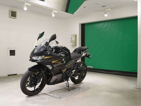 2021 Kawasaki Ninja 400, чёрный, 677000 рублей, вид 4