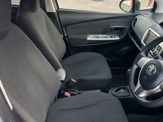 2015 Toyota Vitz III (XP130) Рестайлинг, серый, 860000 рублей, вид 5