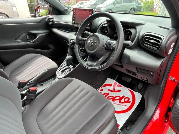 2023 Toyota Yaris IV, красный, 1073000 рублей - вид 3