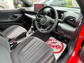 2023 Toyota Yaris IV, красный, 1073000 рублей - вид 3