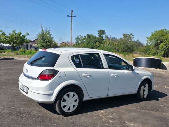 2013 Opel Astra H Рестайлинг, белый, 580000 рублей - вид 3