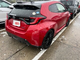 2021 Toyota Yaris IV, красный, 2865000 рублей, вид 2