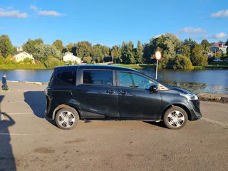 2020 Toyota Sienta II Рестайлинг, чёрный, 1370000 рублей, вид 3