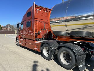 2010 Volvo VNL, оранжевый, 4300000 рублей, вид 3