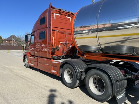 2010 Volvo VNL, оранжевый, 4300000 рублей, вид 3