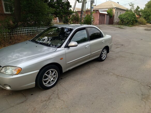 2005 Kia Spectra I Рестайлинг 2, серебристый, 200000 рублей - вид 1