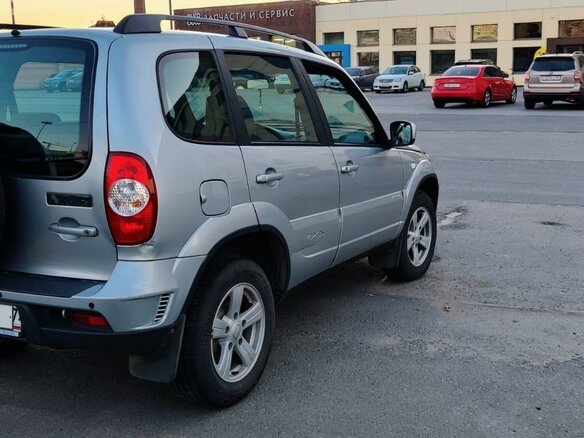 2015 Chevrolet Niva I Рестайлинг, серый, 795000 рублей - вид 4