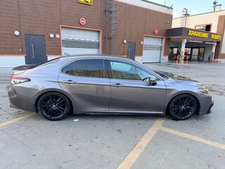 2021 Toyota Camry US Market VIII (XV70) Рестайлинг, серый, 2895000 рублей, вид 2