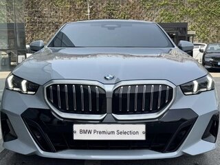 2025 BMW 5 серии 530i xDrive VIII (G60/G61/G68), серый, 7050098 рублей, вид 3