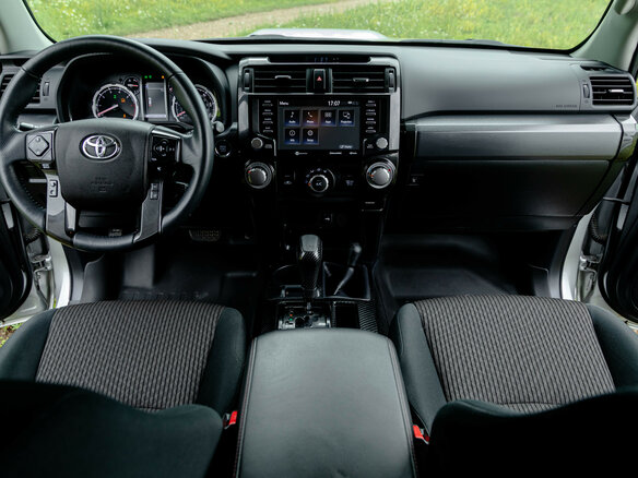 2022 Toyota 4Runner V Рестайлинг, серебристый, 8590000 рублей - вид 20