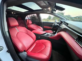 2020 Toyota Camry VIII (XV70) Рестайлинг, белый, 3100000 рублей, вид 3