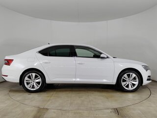 2019 Skoda Superb III Рестайлинг, белый, 2650000 рублей, вид 4
