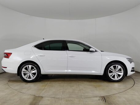 2019 Skoda Superb III Рестайлинг, белый, 2590000 рублей, вид 4