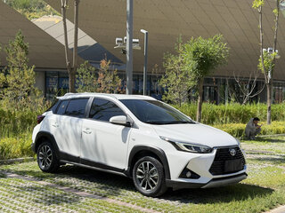 2023 Toyota Yaris L XP150 Рестайлинг, белый, 1350000 рублей, вид 2