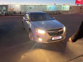 2013 Chevrolet Cruze I Рестайлинг, серебристый, 600000 рублей, вид 3