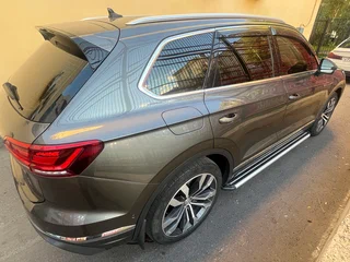 2019 Volkswagen Touareg III, серый, 4550000 рублей, вид 4