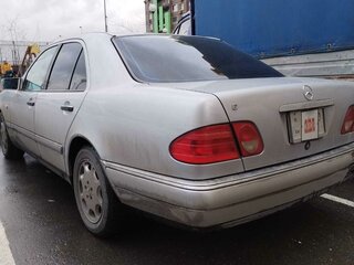1996 Mercedes-Benz E-Класс 320 II (W210, S210), серебристый, 500000 рублей, вид 3