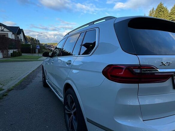 2019 BMW X7 50i I (G07), белый, 6300000 рублей - вид 4