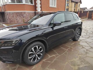 2021 Volkswagen Touareg III, чёрный, 6200000 рублей, вид 3
