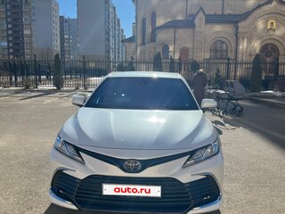 2021 Toyota Camry VIII (XV70) Рестайлинг, белый, 4100000 рублей, вид 1