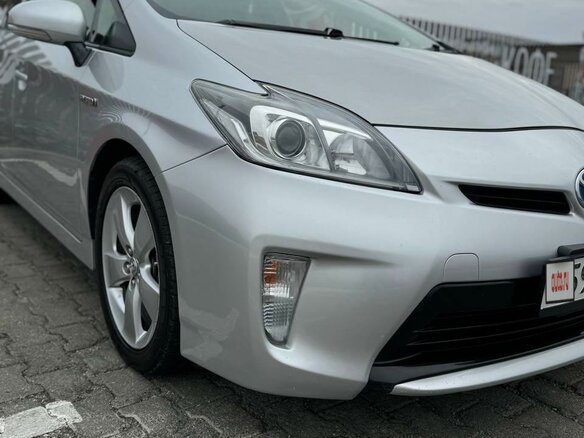 2012 Toyota Prius III Рестайлинг (XW30), серебристый, 1250000 рублей