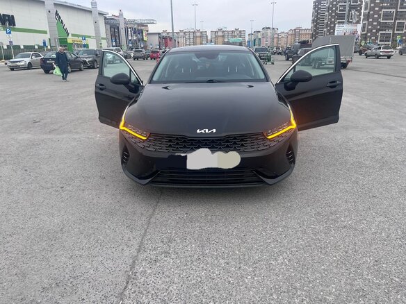 2021 Kia K5 III, чёрный, 2650000 рублей - вид 1