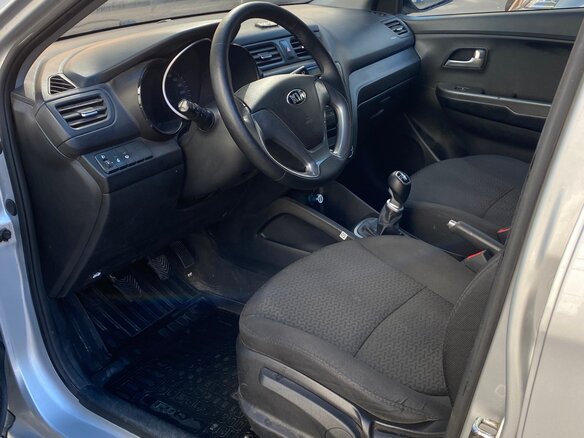 2015 Kia Rio III Рестайлинг, серебристый, 850000 рублей - вид 5