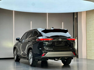 2024 Toyota Highlander IV (XU70), чёрный, 4993875 рублей, вид 4