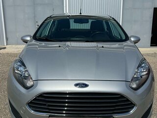 2015 Ford Fiesta Mk6 Рестайлинг, серебристый, 1300000 рублей, вид 1