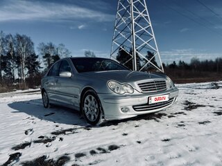 2004 Mercedes-Benz C-Класс 220 II (W203) Рестайлинг, серебристый, 600000 рублей, вид 3