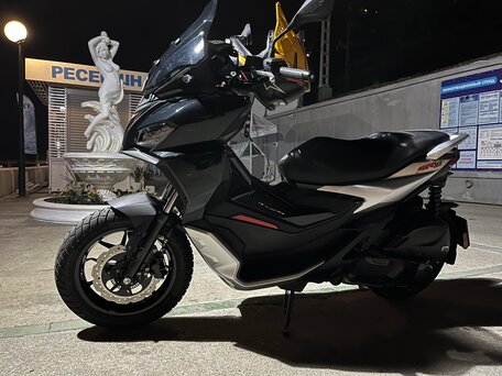 2021 Aprilia SR GT 200, серебристый, 599000 рублей, вид 2