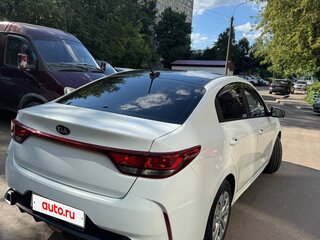 2021 Kia Rio IV Рестайлинг, белый, 1050000 рублей, вид 4