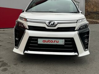 2019 Toyota Voxy III (R80) Рестайлинг, белый, 2500000 рублей, вид 4