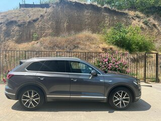 2018 Volkswagen Touareg III, серый, 5500000 рублей, вид 4