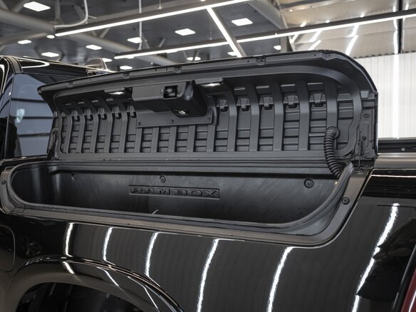 2026 Ram 1500 Crew Cab V Рестайлинг, чёрный - вид 18