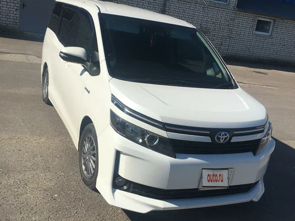 2017 Toyota Voxy III (R80), белый, 1999999 рублей - вид 1