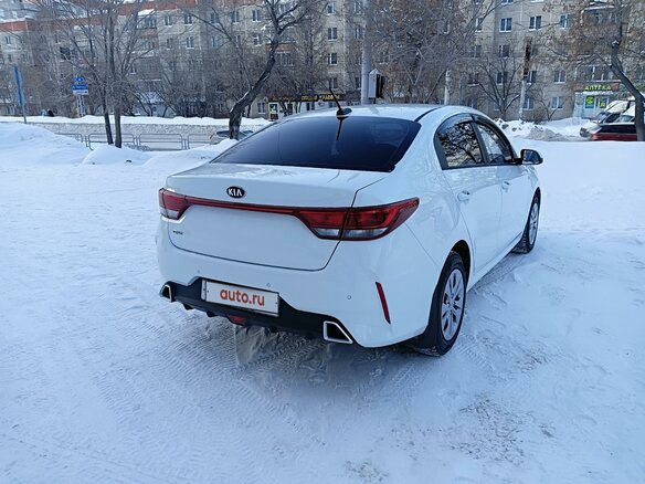 2020 Kia Rio IV Рестайлинг, белый, 1700000 рублей - вид 2