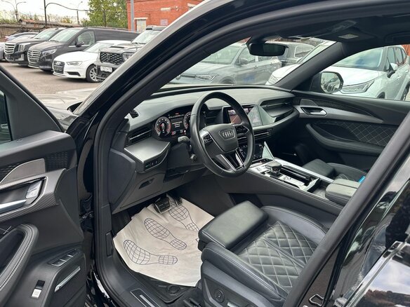 2024 Audi Q6 45 TFSI, чёрный, 7449000 рублей - вид 4
