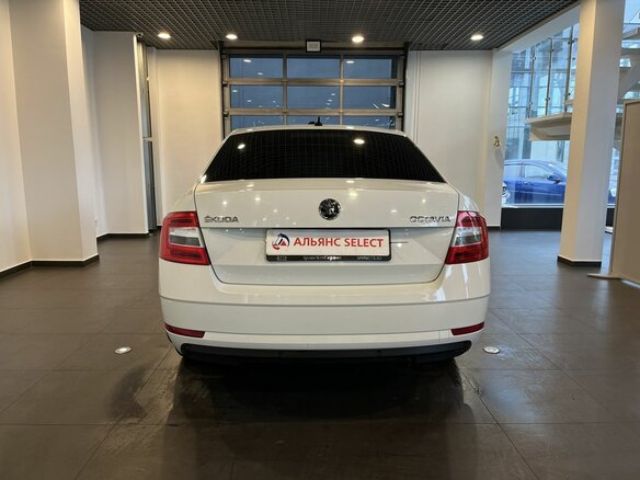 2017 Skoda Octavia III (A7) Рестайлинг, белый, 1540000 рублей - вид 3