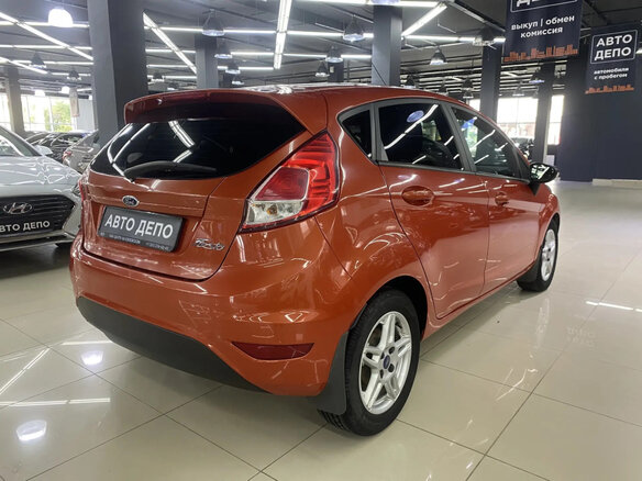 2016 Ford Fiesta Mk6 Рестайлинг, оранжевый - вид 3