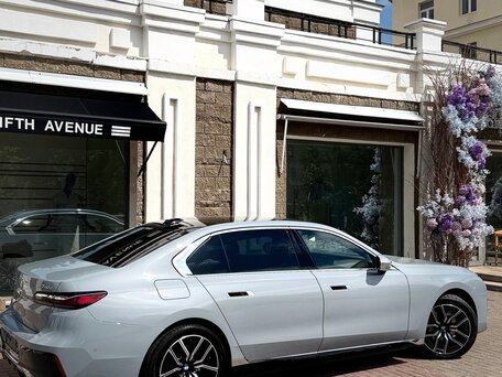2026 BMW 7 серии 740d xDrive VII (G70), серый, 15490000 рублей, вид 5