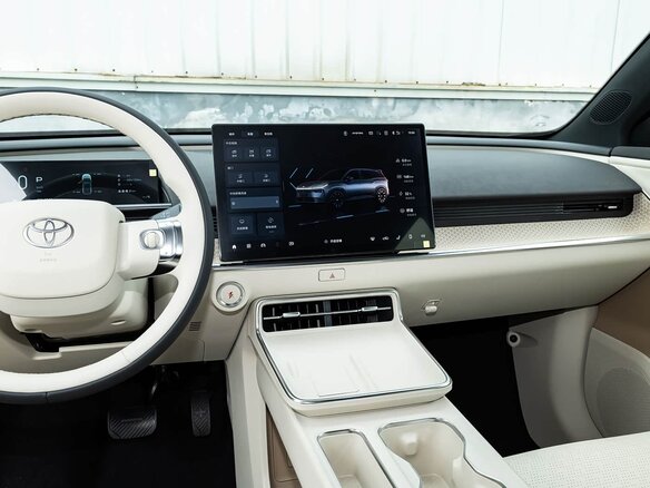 2026 Toyota bZ3X 58.3 kWh, чёрный, 2843003 рублей - вид 12