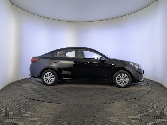 2020 Kia Rio IV Рестайлинг, чёрный, 1700000 рублей - вид 3