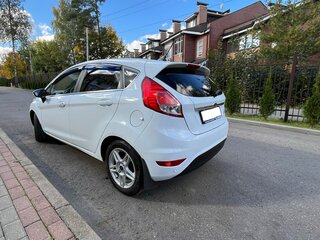 2016 Ford Fiesta Mk6 Рестайлинг, белый, 879000 рублей, вид 3