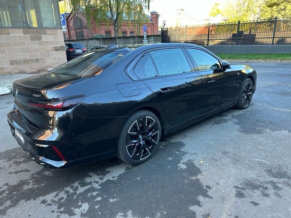2023 BMW 7 серии 760i xDrive VII (G70), чёрный, 12500000 рублей - вид 3